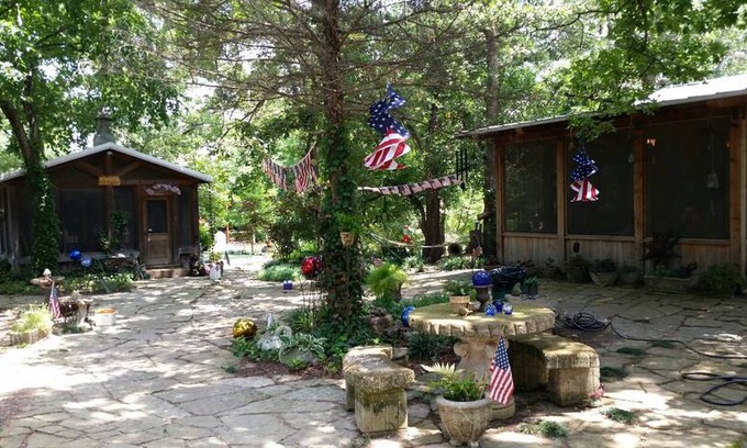 West Siloam Springs Cabin | Flint Creek Cabin on the Bluff