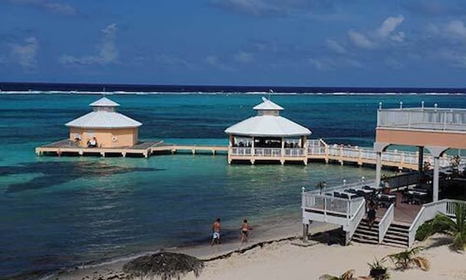 Gun Bay Apartment | Morritt’s Tortuga Club Grand Cayman 2 Br 2Ba