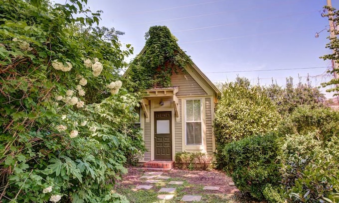 New Market Cabin | The Cottage at The Winchester Manor