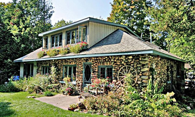 Oro-Medonte Cabin | Cobblestone Cottage on the Shores of Bass Lake
