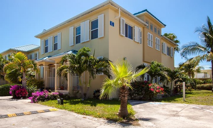 Grace Bay House | 306, Palmyra Townhomes, Gracebay.