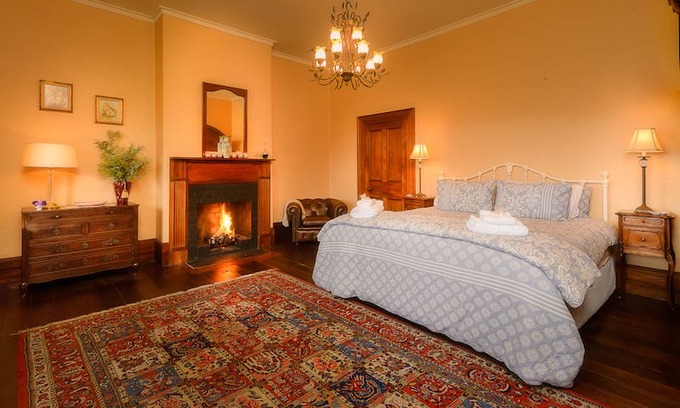 Hollow Tree Bed & Breakfast | Heritage king room Rathmore House, Hollow Tree