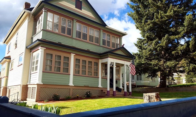 Deadwood House | The Deadwood House LOCATED IN TOWN