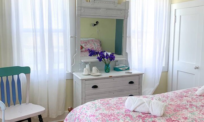 Block Island Bed & Breakfast | The Bellevue House, North East Room