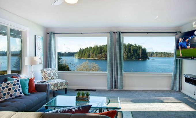 Tillicum House | Lake House on American Lake with Dock