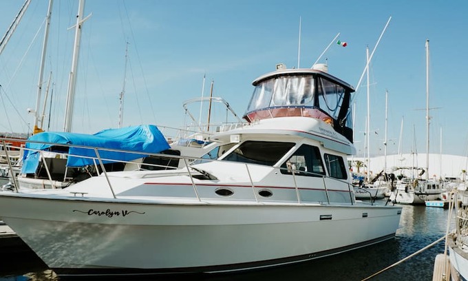 Ensenada Boat Rental | Yate Carolyn V yacht disponible para hospedaje