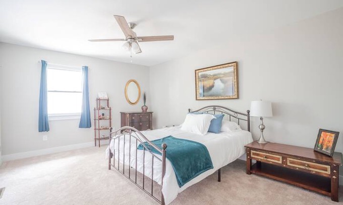 Williamstown House | St. James Place near Ark! (2 bd)