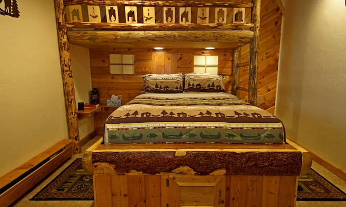 Fairview Bed & Breakfast | Cabin Room @ Indian Ridge Lodge 2 Beds, 4 Bunks