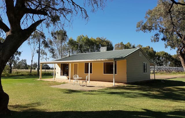 Darlington Point Cabin | Hawkesbury Park Country Cottage