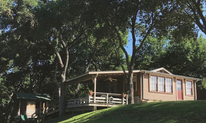 New Braunfels Cabin | Brodie's Bungalow on Lake Dunlap