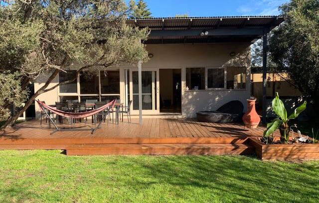 Tootgarook House | Toot beach retreat. Walk to beach, wifi, pets.