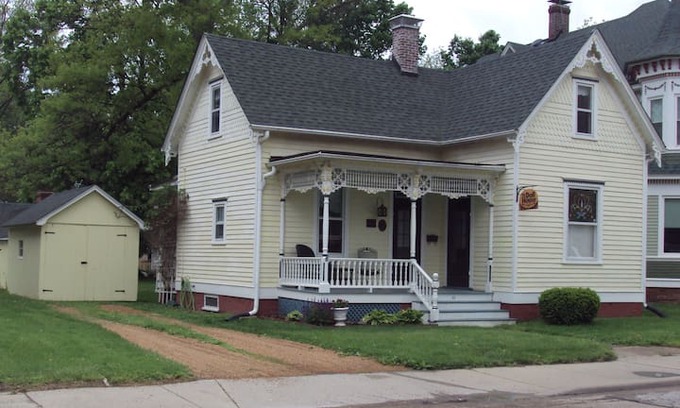 Mascoutah House | The Doll House