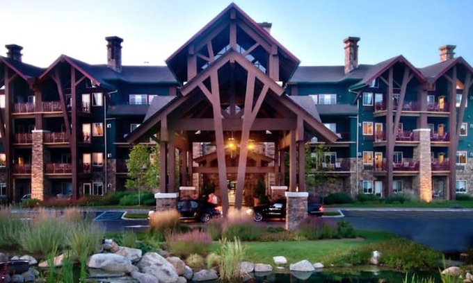 Hamburg Resort | Grand Cascades Lodge at Crystal Springs Resort