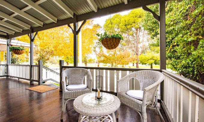 Narrandera Cabin | Doulton Cottage: your private, pet-friendly home