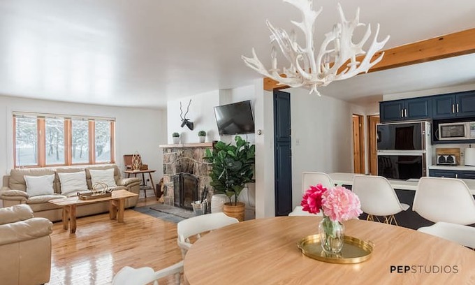 Mont-Tremblant Villa | Stay Beneath The Falls:3 bdrm chalet on the river