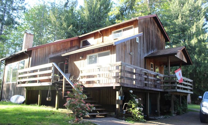 Sproat Lake House | Sproat Lake Rustic Retreat