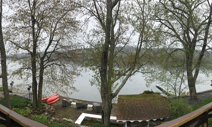 Hewitt Apartment | Alice's Lakeshore Bed and Breakfast