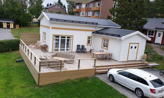 Lovholmen House | Gårdshus med sovloft och bastu nära centrala Piteå