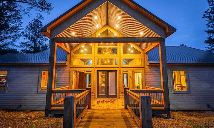 Broken Bow Cabin | Whiskey Creek-On the Creek, Farmhouse Decor