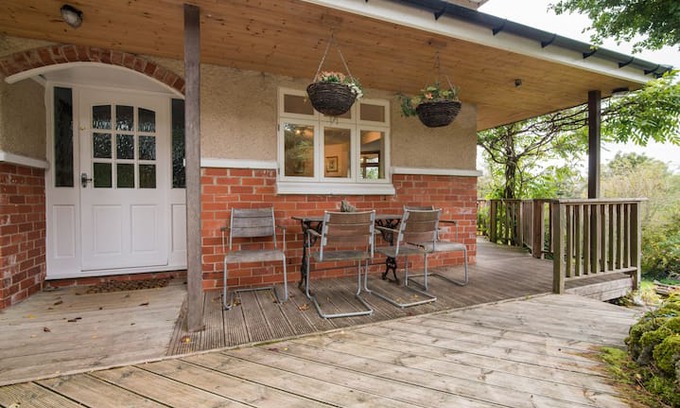 Bradwell House | Cosy Tor Top Cottage, Bradwell