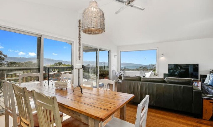 Marengo House | BUENA VISTA MARENGO - family home, views, WIFI