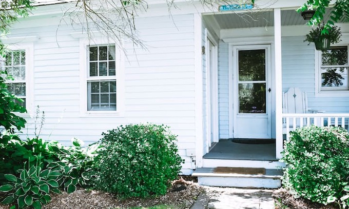 Block Island House | The Cape House, close to beach and town