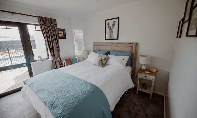 Ohaupo Bed & Breakfast | The Happy Hare - Tally Ho Room