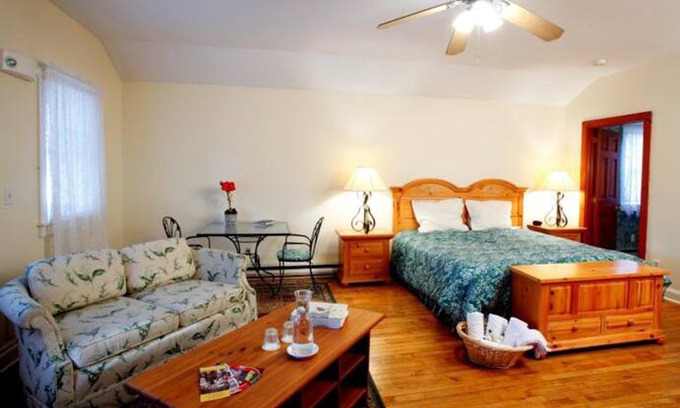 Lee Hotel | The Morgan House - Room 207