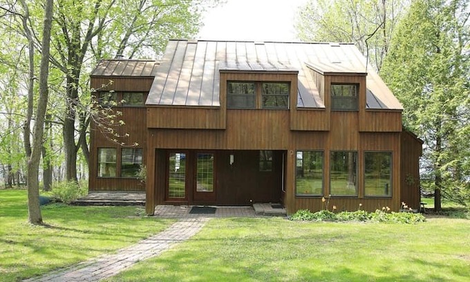 L'Ile-Bizard Villa | Lakefront Chalet Ile-Bizard Montreal
