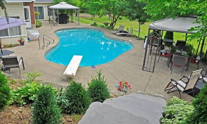 Jordan Station House | Centennial House BnB (Breakfast Incl.) 3 beds-pool