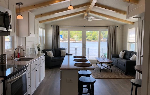 Annapolis Boat Rental | Condo Houseboat