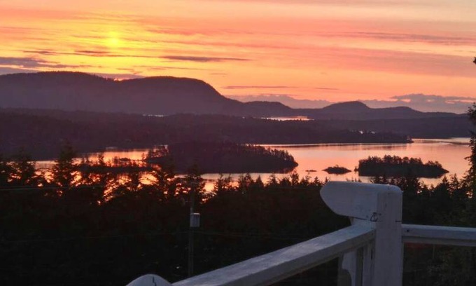Salt Spring Island House | The Rainbow Ridge