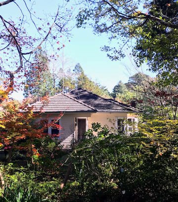 Leura Cabin | Red Leaf Cottage (Leura) *with real fireplace*