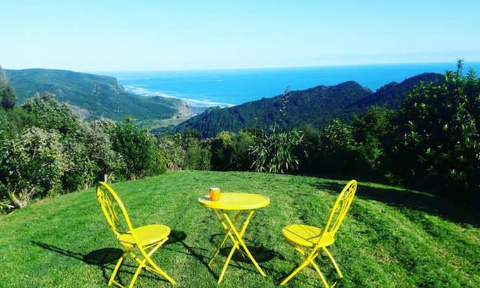 New Lynn House | Piha Retreat with spa and epic sea views!