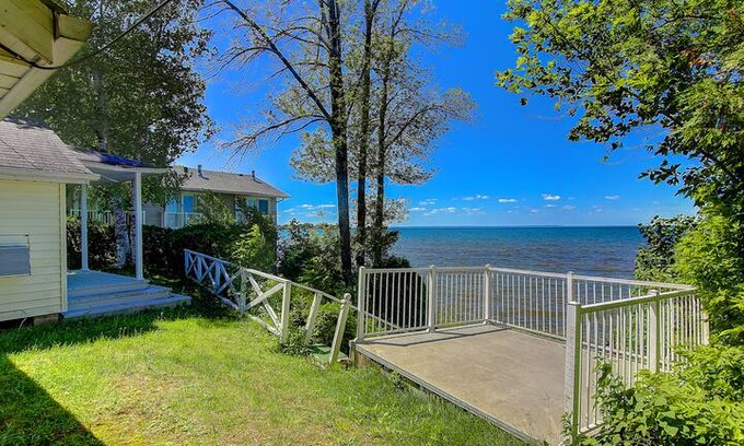 Georgina Cabin | Incredible Waterfront Cottage at Jackson's Point