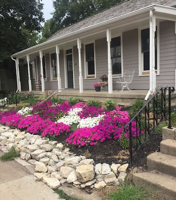 Pella Cabin | The Strawtown Cottage - in downtown Pella