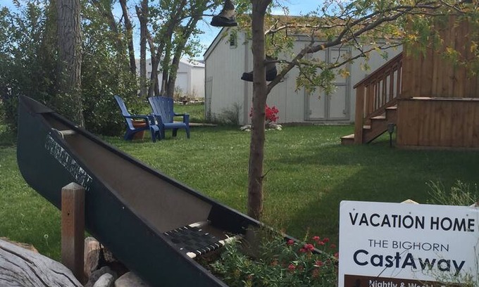 Fort Smith Cabin | Bighorn Castaway Vacation Home with a View
