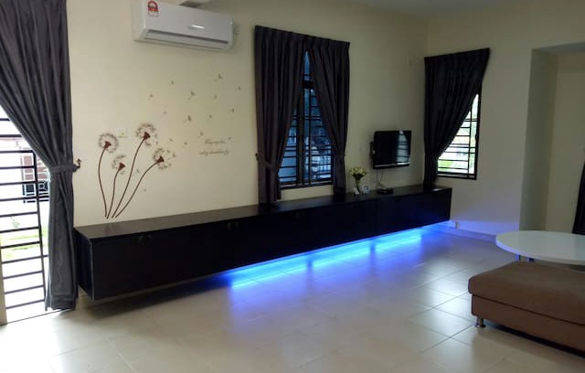 Taman Desa Cemerlang House | Desa Cemerlang @HOMEStaY (12pax)