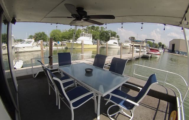 Marblehead Boat Rental | The Jamestowner 54ft Houseboat Lakeside Marblehead