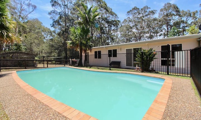 Falls Creek House | Yarranoo Cottage - With swimming pool and linen