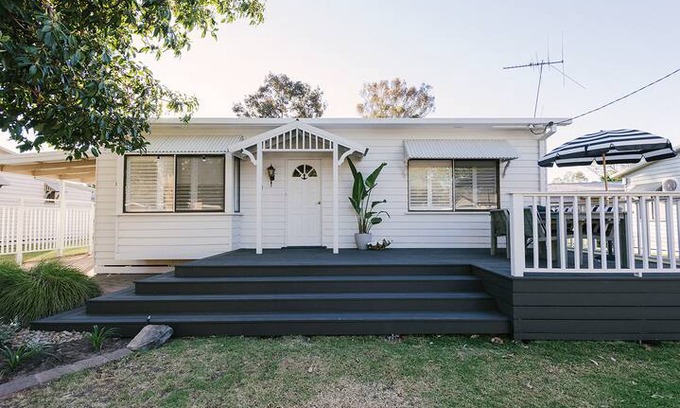 Lake Hume Village Cabin | Anchorage lakeside luxury cabin,relaxing deck.
