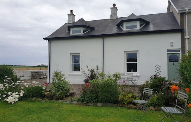 Bushmills Cabin | Kilcoobin Cottage - 1 mile from Giants Causeway