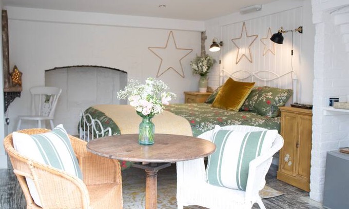 Willesborough House | The Dandelion Room at The Old Pub