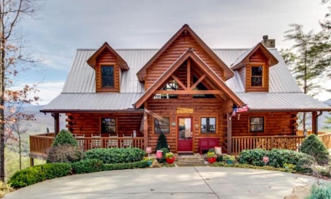 Gatlinburg - Pigeon Forge Cabin | Til's Den