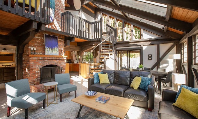Tofino House | Brick House: steps away from the beach!