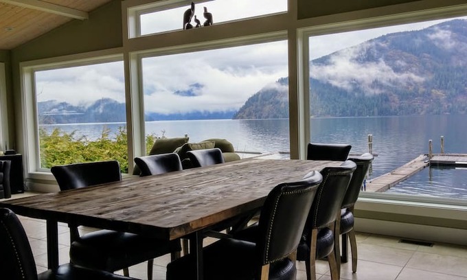 Honeymoon Bay House | The Lake House in Honeymoon Bay