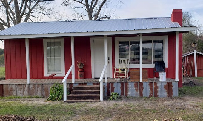 Fitzgerald Cabin | Lil' Red Cabin in Historic Fitzgerald, Georgia