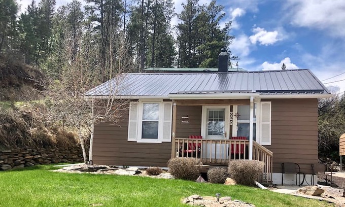 Hill City House | Pine Ave. Bunkhouse - Black Hills