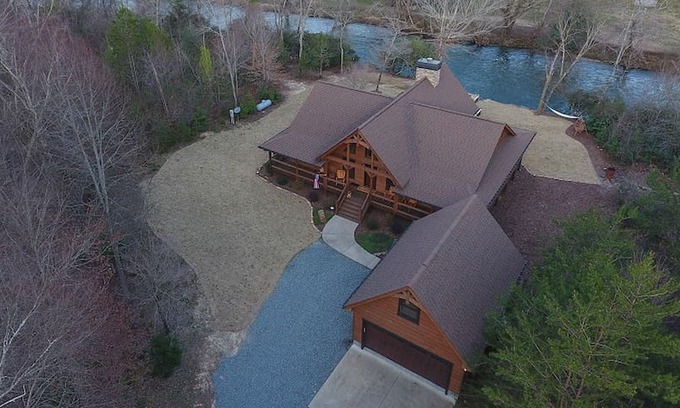 East Ellijay Cabin | Cartecay River Dreams - Fabulous Log Home on River