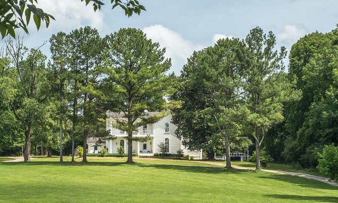 Columbia House | Magnolia Acres - Gorgeous & Grace in Columbia!